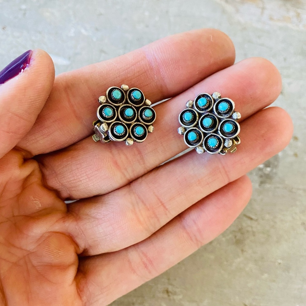 ♥️ Zuni ♥️ Vintage Sterling Silver & Turquoise Petit Point Floral Clip Earrings